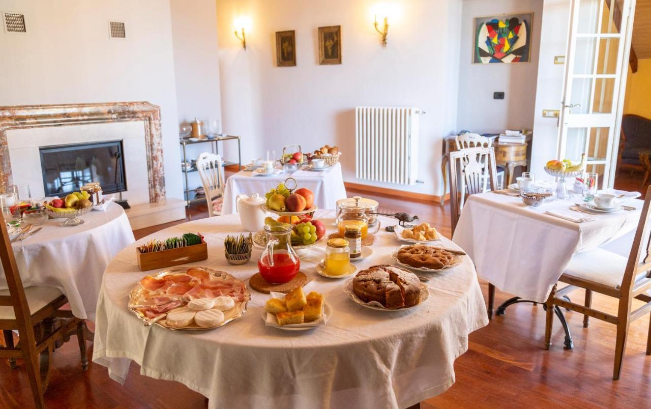 Bed and Breakfast Palazzo Sismonda Corneliano d'Alba Esterno foto