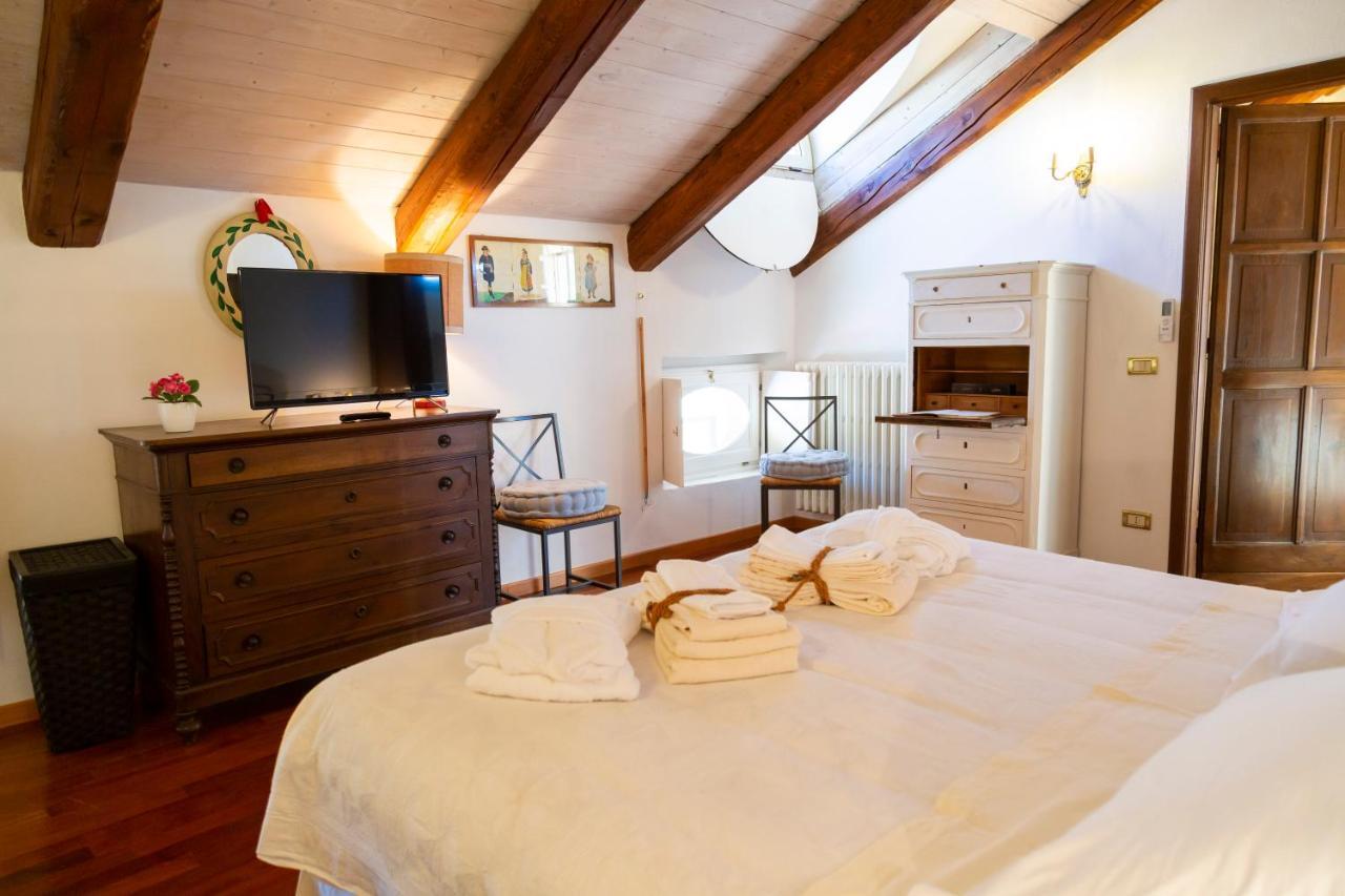 Bed and Breakfast Palazzo Sismonda Corneliano d'Alba Esterno foto