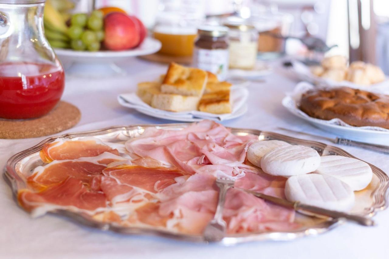 Bed and Breakfast Palazzo Sismonda Corneliano d'Alba Esterno foto
